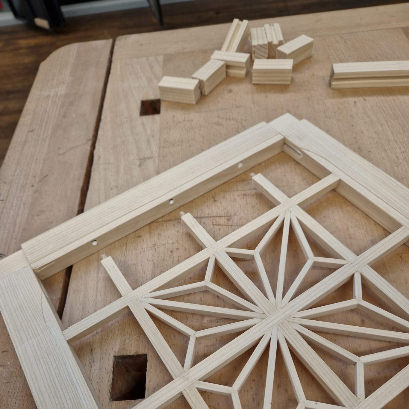 klassisch japanisches Kumiko an einer Rahmentür