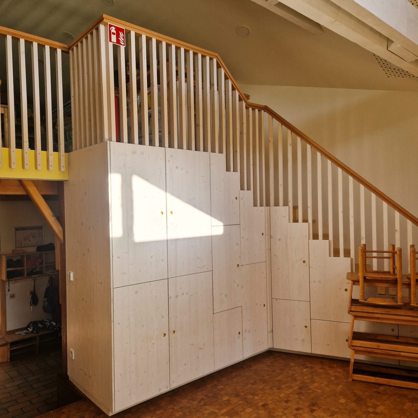 Treppe mit integrierten Schränken in einem Kindergarten